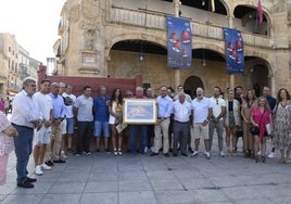 La Corporación municipal con los constructores de los tablaos durante el homenaje en Ciudad Rodrigo