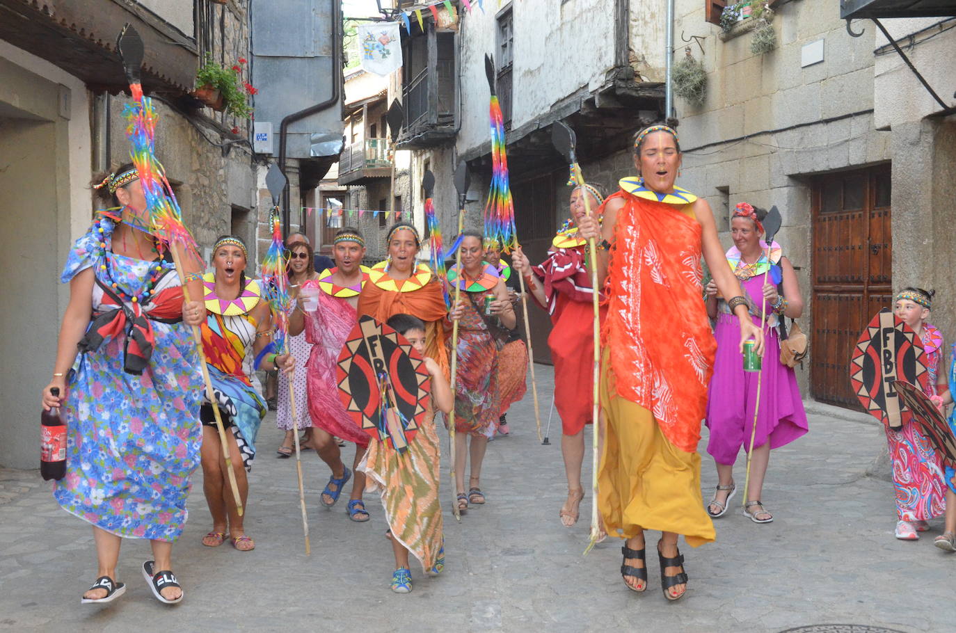 Bulliciosa mascarada en el pasacalles de San Martín