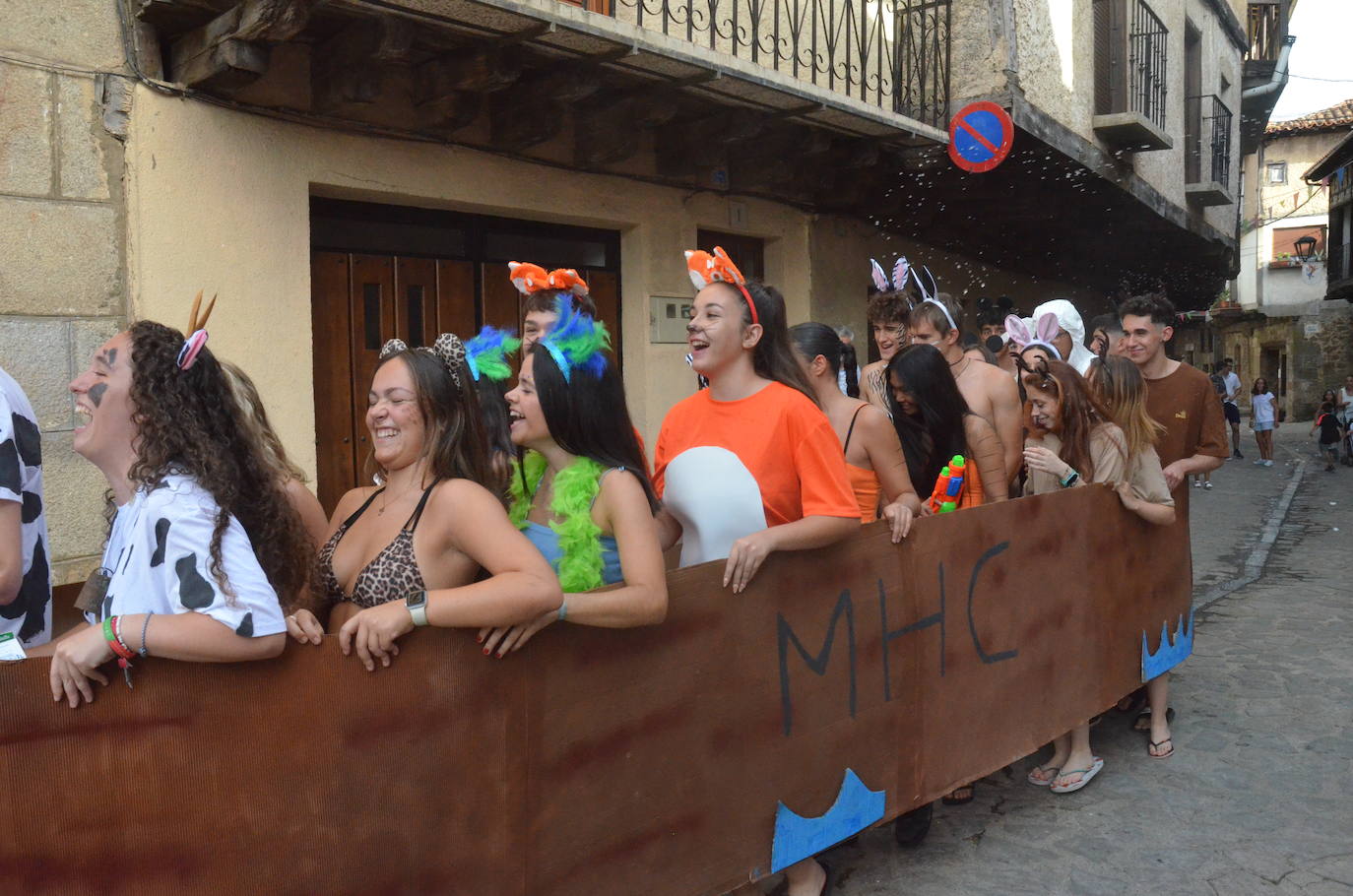 Bulliciosa mascarada en el pasacalles de San Martín