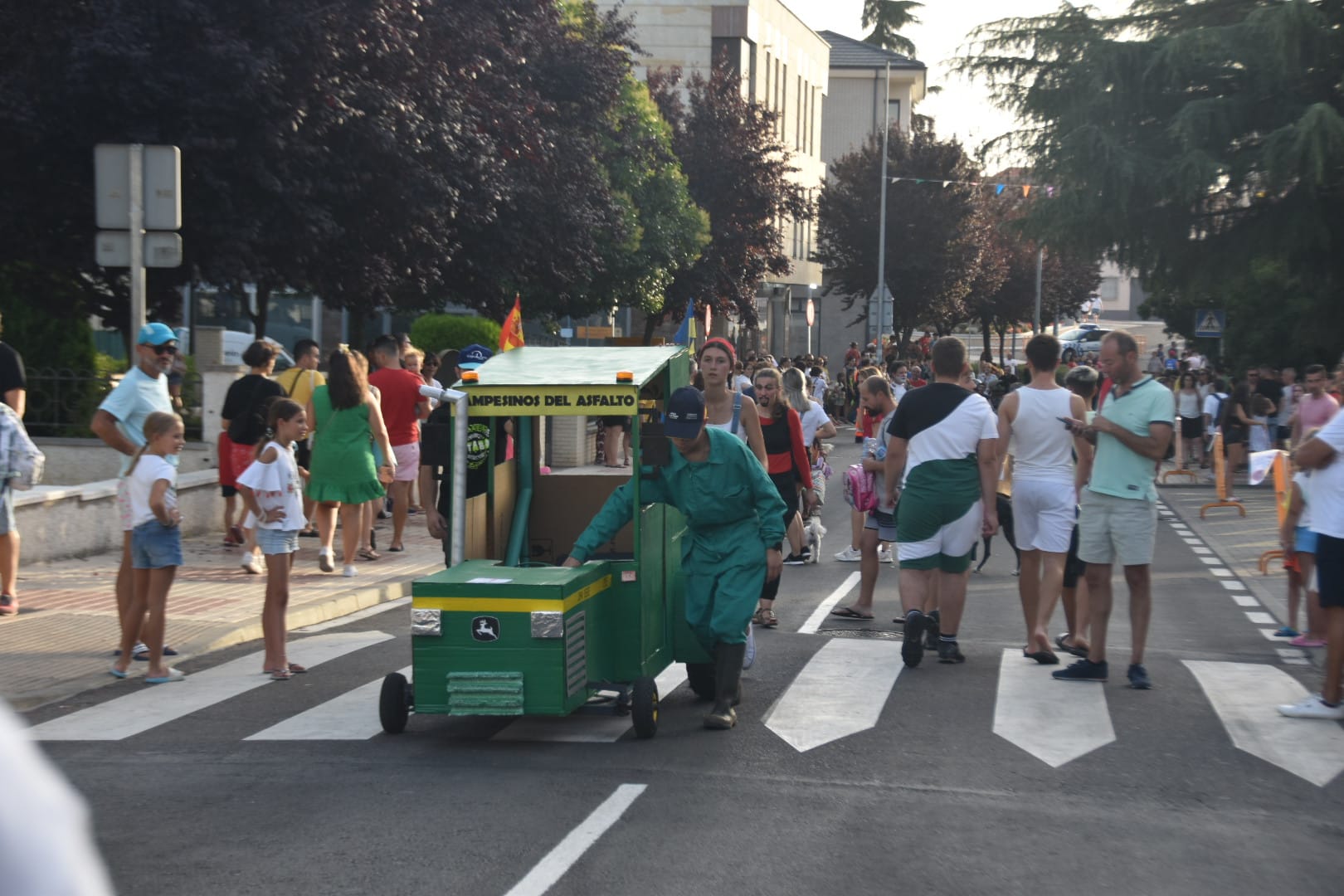 Los autos locos triunfan a lo grande en Carbajosa de la Sagrada