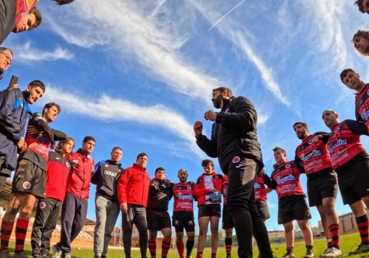 Héctor García dando instrucciones a sus jugadores.