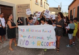 Imagen del recorrido de la concentración por el colegio celebrada en Santibáñez