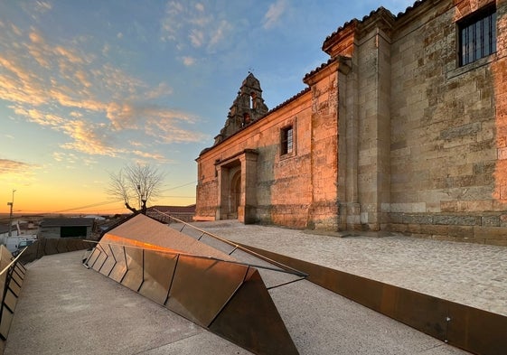 La iglesia de Forfoleda, con sus accesos ya restaurados.