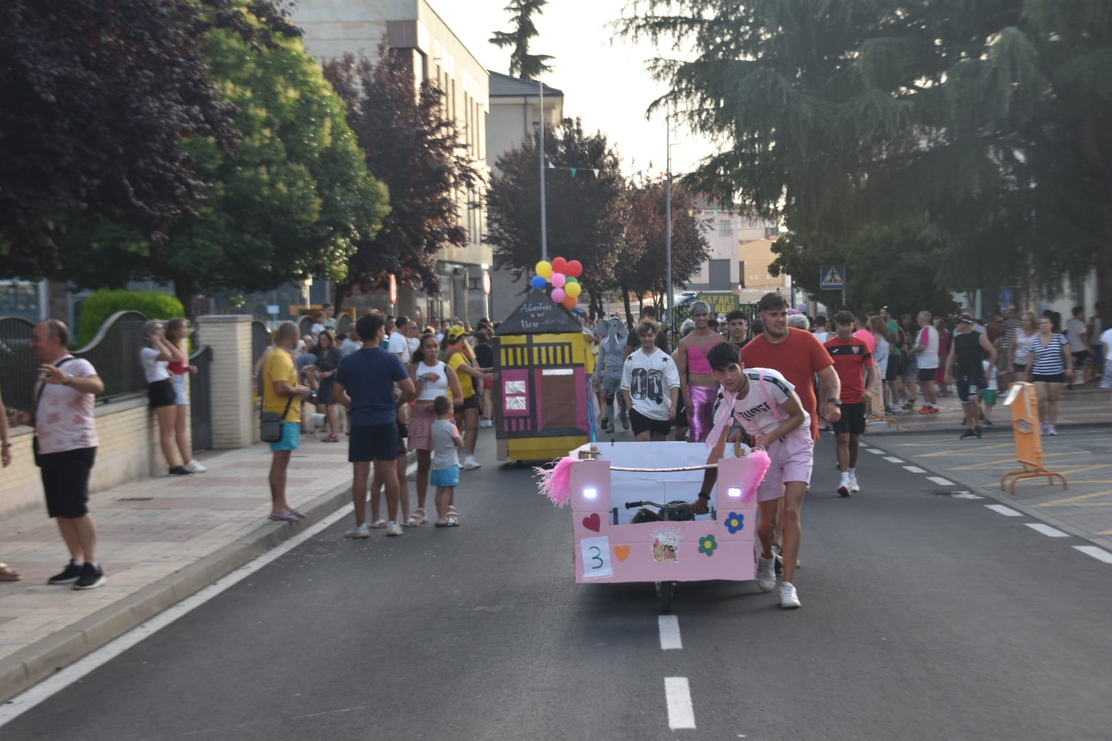 Los autos locos triunfan a lo grande en Carbajosa de la Sagrada