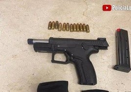 Armas confiscadas al agresor durante su detención.