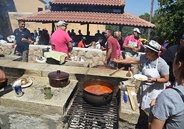 Imagen participantes en una edición del Día del Calderillo en el paraje de El Castañar de Béjar.