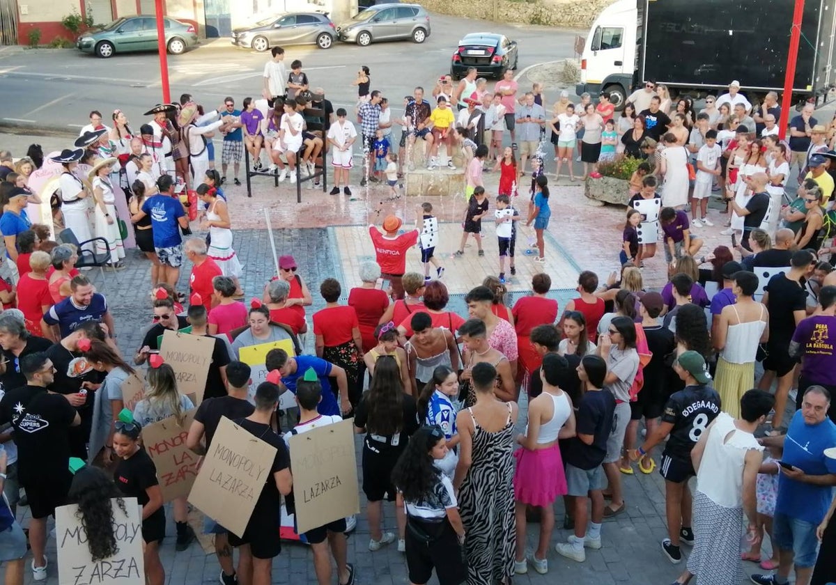 Refrescante final de la tradicional bajada de las peñas de La Zarza de Pumareda