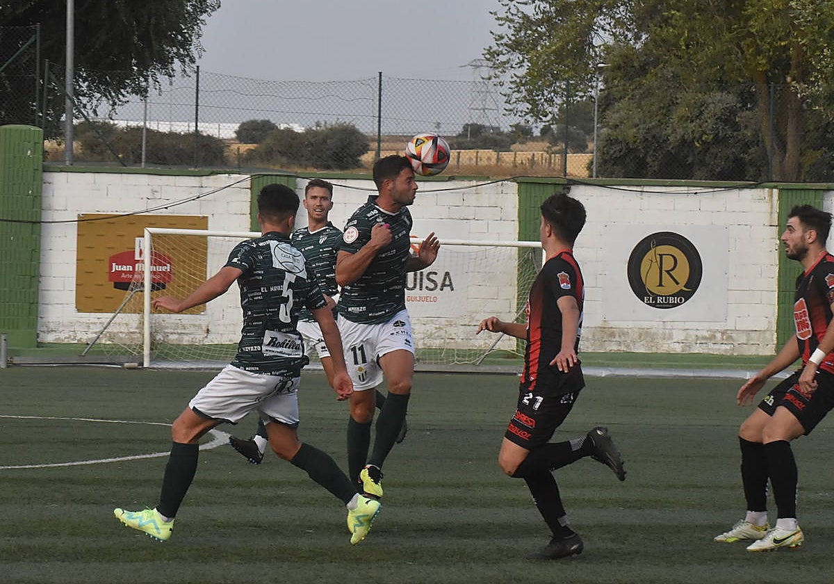 Una jugada del partido entre el Guijuelo y el Laguna.