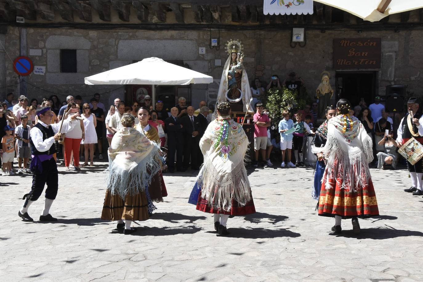 Música y bailes en honor la Virgen en San Martín del Castañar