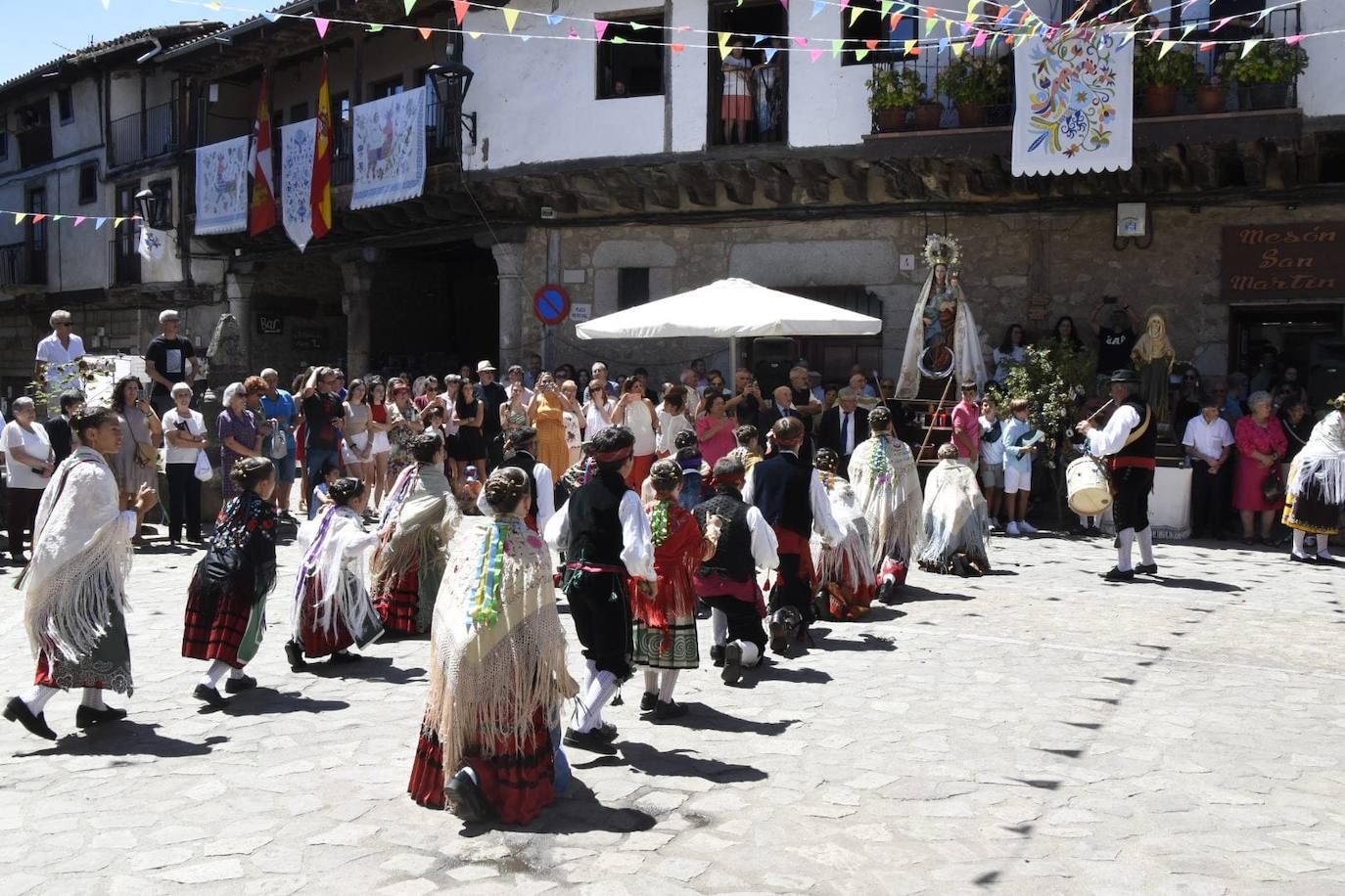 Música y bailes en honor la Virgen en San Martín del Castañar