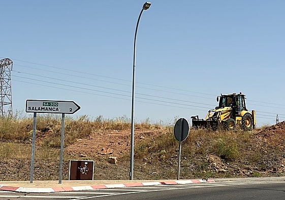 La maquinaria en el punto de inicio de las obras del nuevo carril bici de Villamayor.