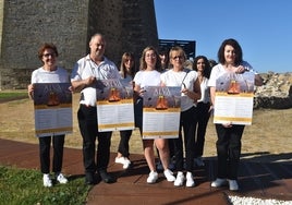 El edil de Cultural, Juan Antonio Pascual, junto a las informadoras turísticas de Alba de Tormes.