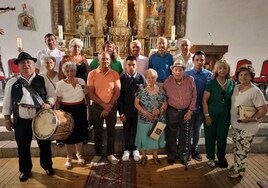 Los homenajeados con su familia, autoridades locales y miembros de la junta de la asociación, además del párroco y el tamborilero