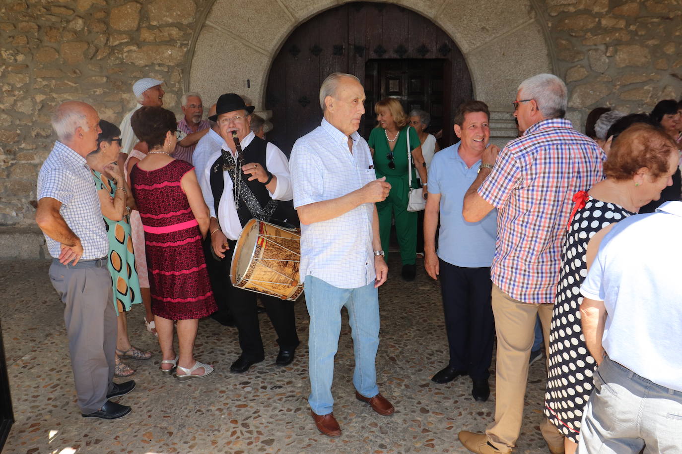 Linares de Riofrío camina hacia sus fiestas y los mayores marcan el camino