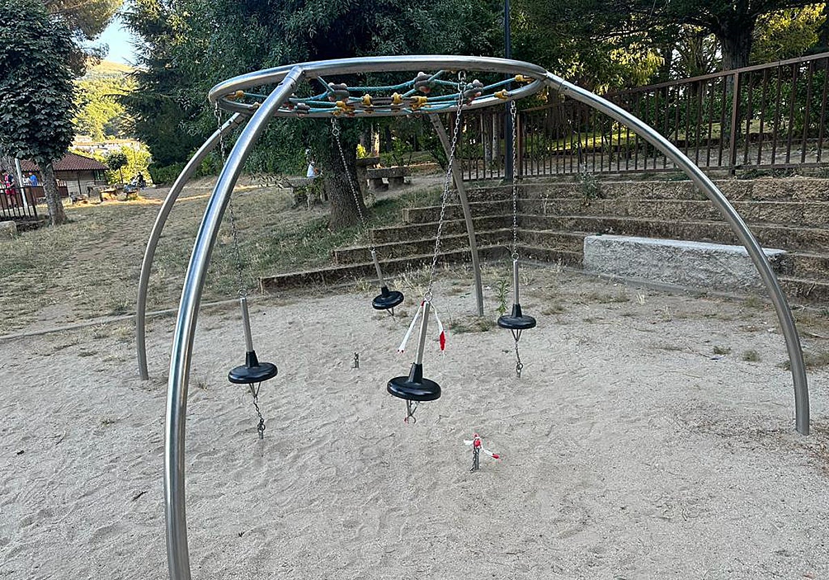 Imagen del estado de uno de los columpios del parque municipal de Candelario.