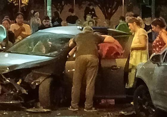 Una imagen del luchar de los hechos tras el accidente de dos coches.