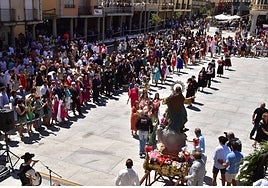 Momento de la ofrenda floral a la Virgen del 15 de agosto de 2022.