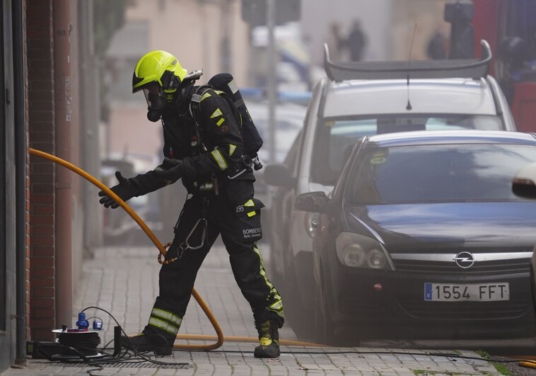 Un bombero trabaja en la extinción de un incendio declarado en una vivienda.