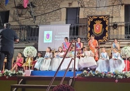 Las cortes de honor, infantil y juvenil, de las fiesta de Vitigudino en el escenario de la plaza de España