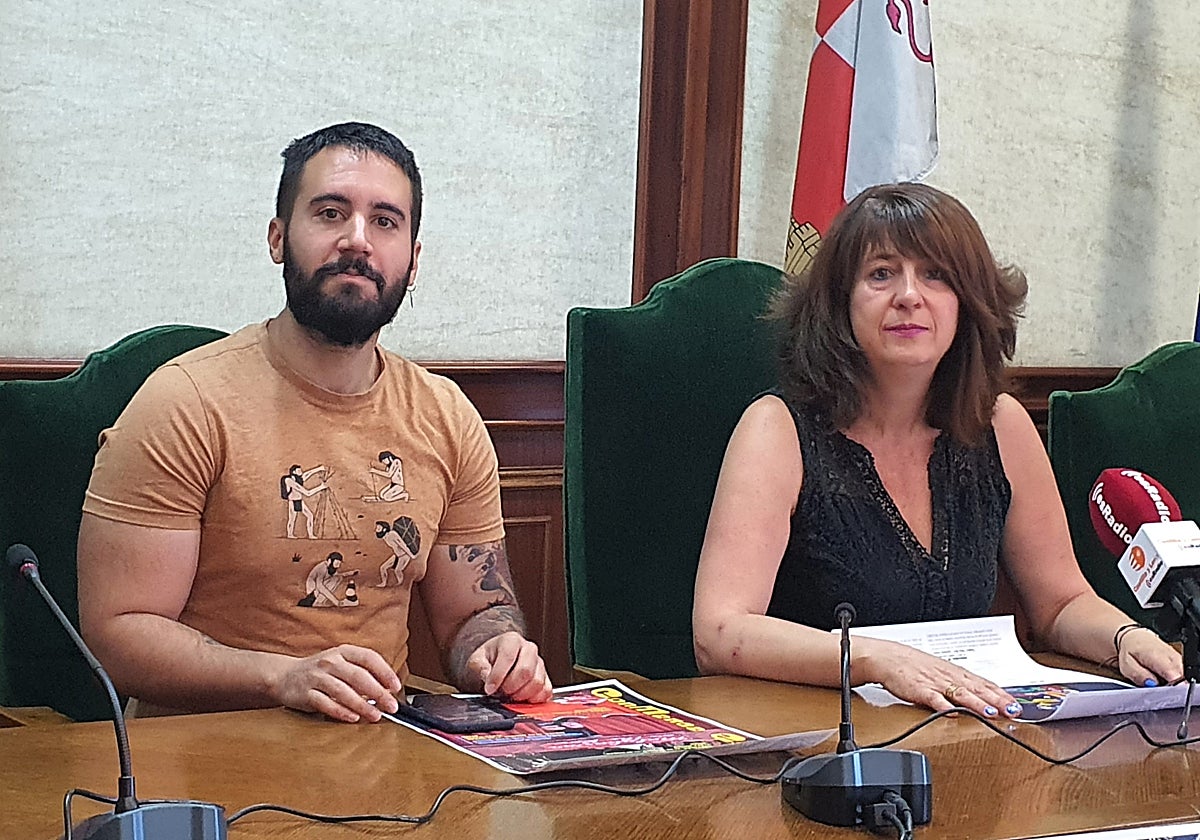 Los concejales del equipo de Gobierno Kevin Blázquez y Olga García en la presentación de las propuestas culturales en el Ayuntamiento de la ciudad.