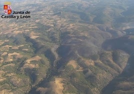 Imagen aérea del incendio forestal a las 8:55 horas.