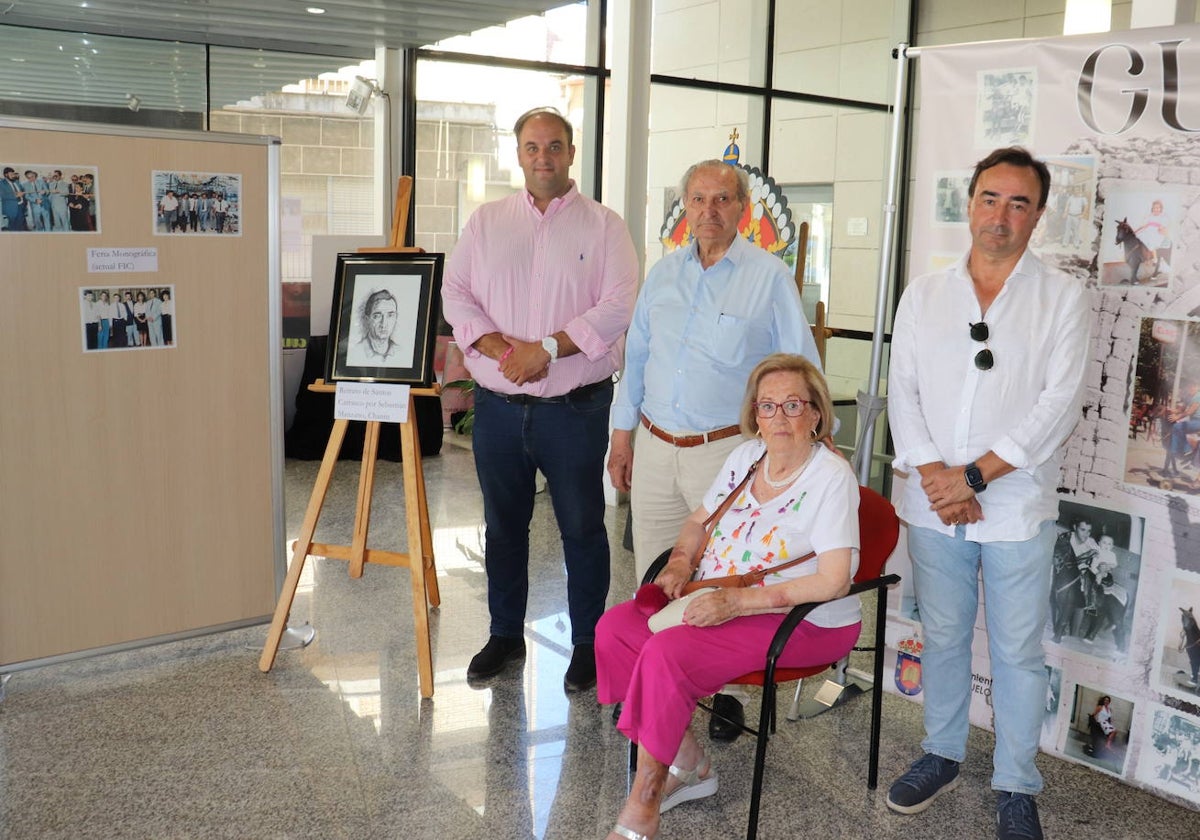 Roberto Martín junto a Santos Carrasco, Geni, su esposa, y Tanacho, su hijo.