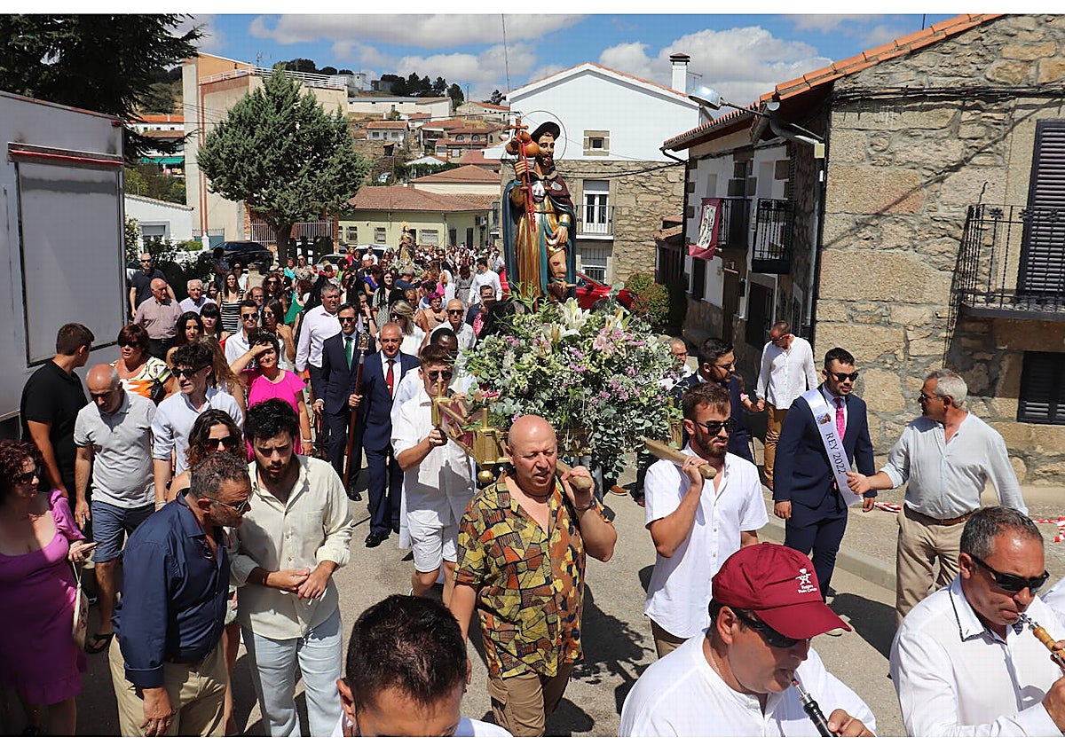 Procesión con la imagen de San Roque por las calles de Puente del Congosto en 2022.