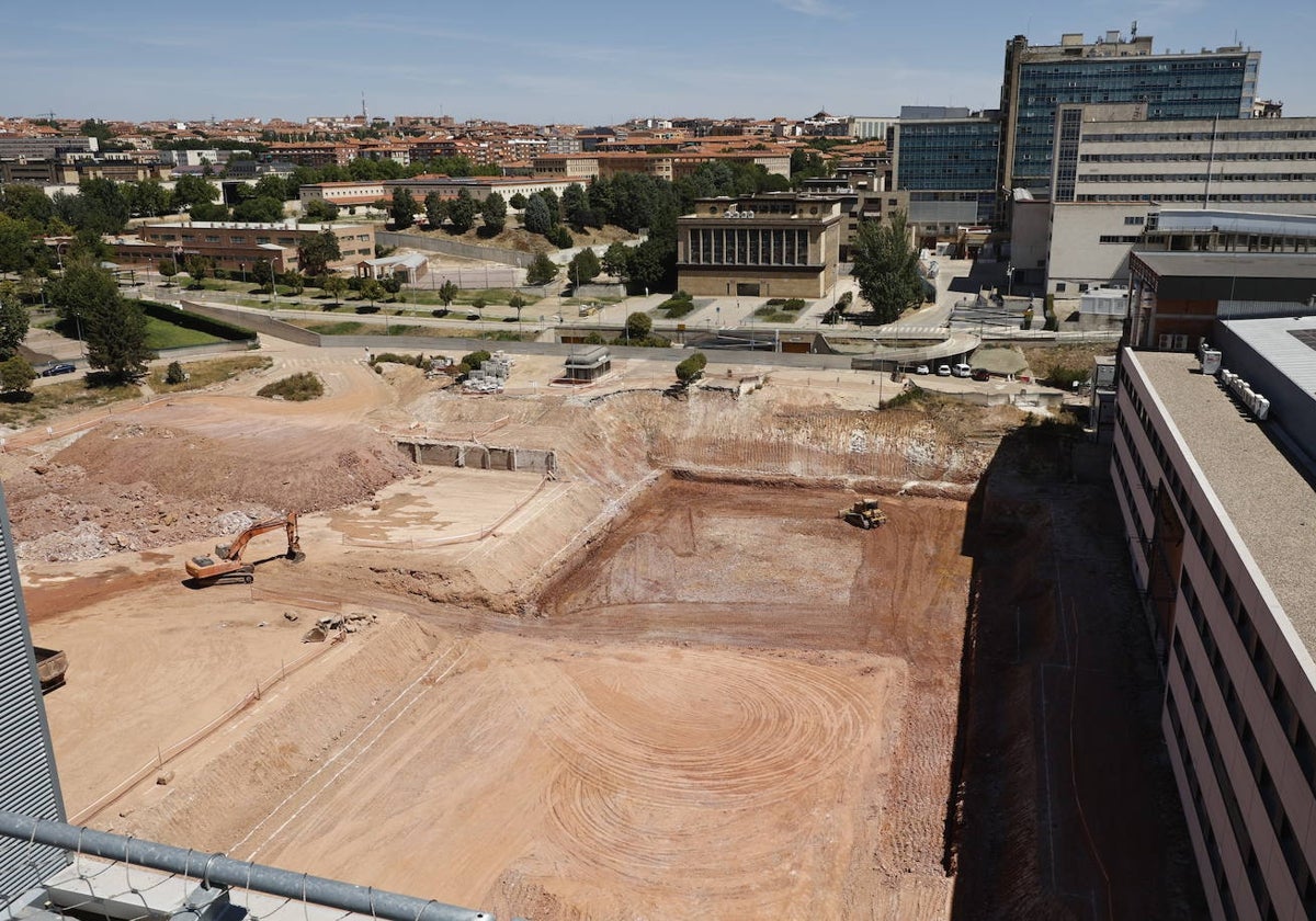 Imagen de la excavación del foso sobre el que se levantará el edificio.