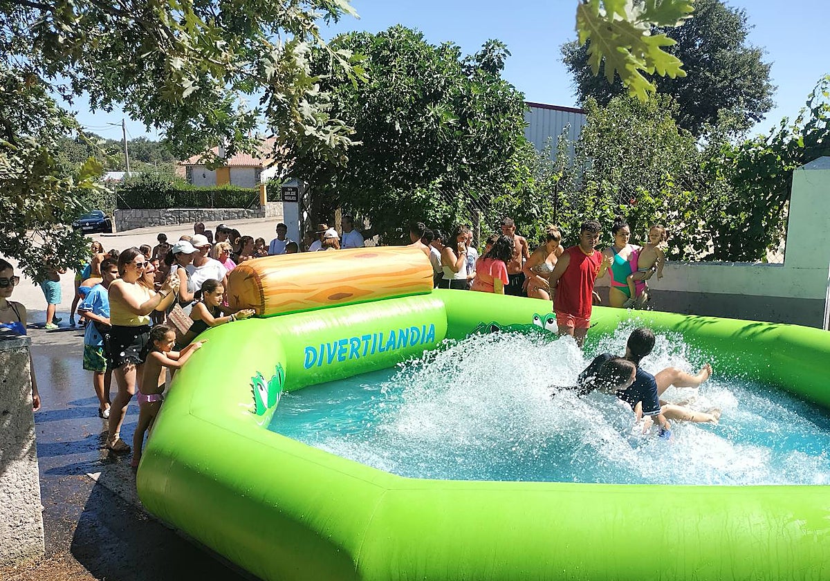 El entorno del pabellón acogió ayer por la mañana la rampa de agua dentro de las celebraciones del día del niño.