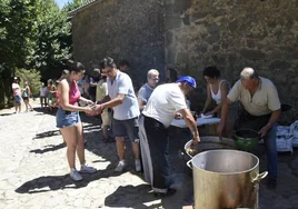 Reparto de los más de 400 platos de caldereta de patatas con carne en San Martín del Castañar
