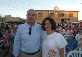 Luis María Romero, alcalde de Aldeaseca de la Frontera, y María Criado, pregonera de las fiestas