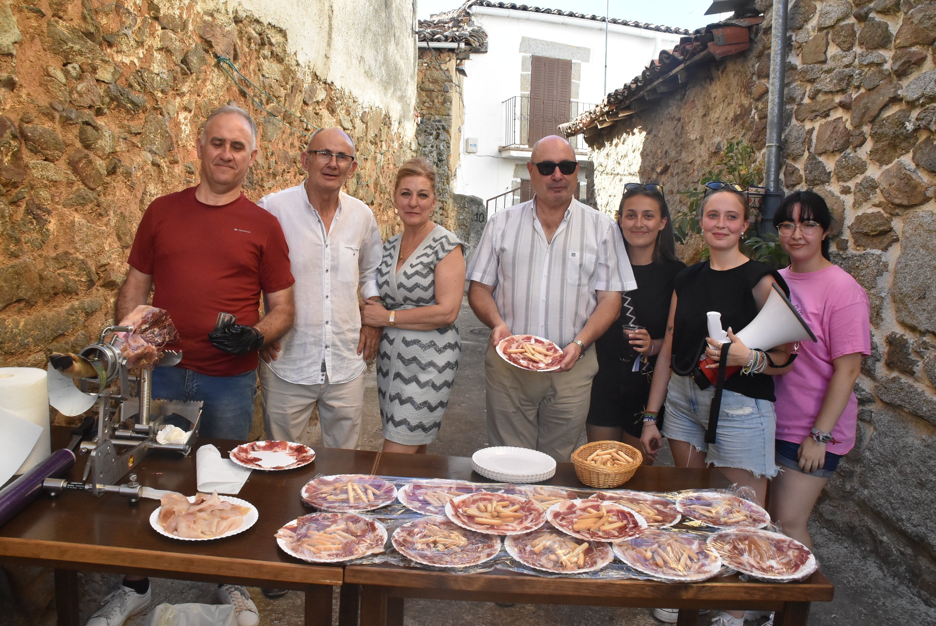 Sangría y jamón en el inicio de las fiestas de Vallejera de Riofrío