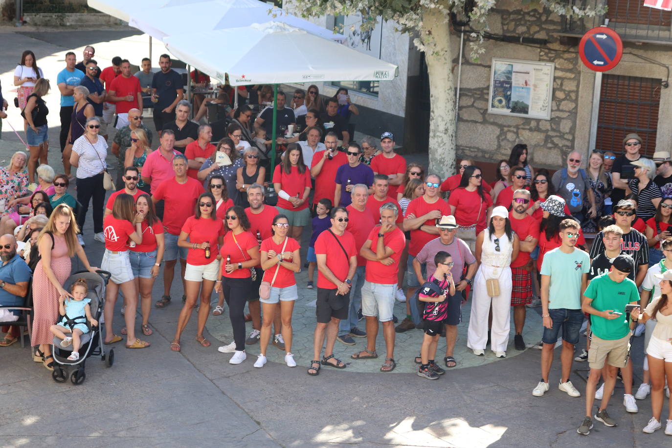 Las peñas disfrutan de la fiesta en Linares de Riofrío