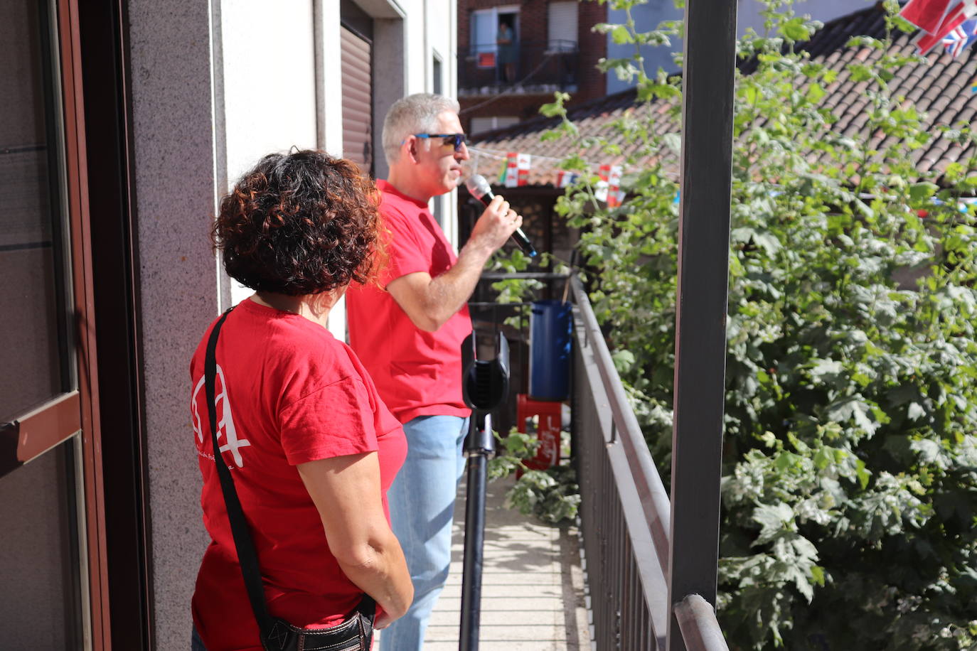 Las peñas disfrutan de la fiesta en Linares de Riofrío