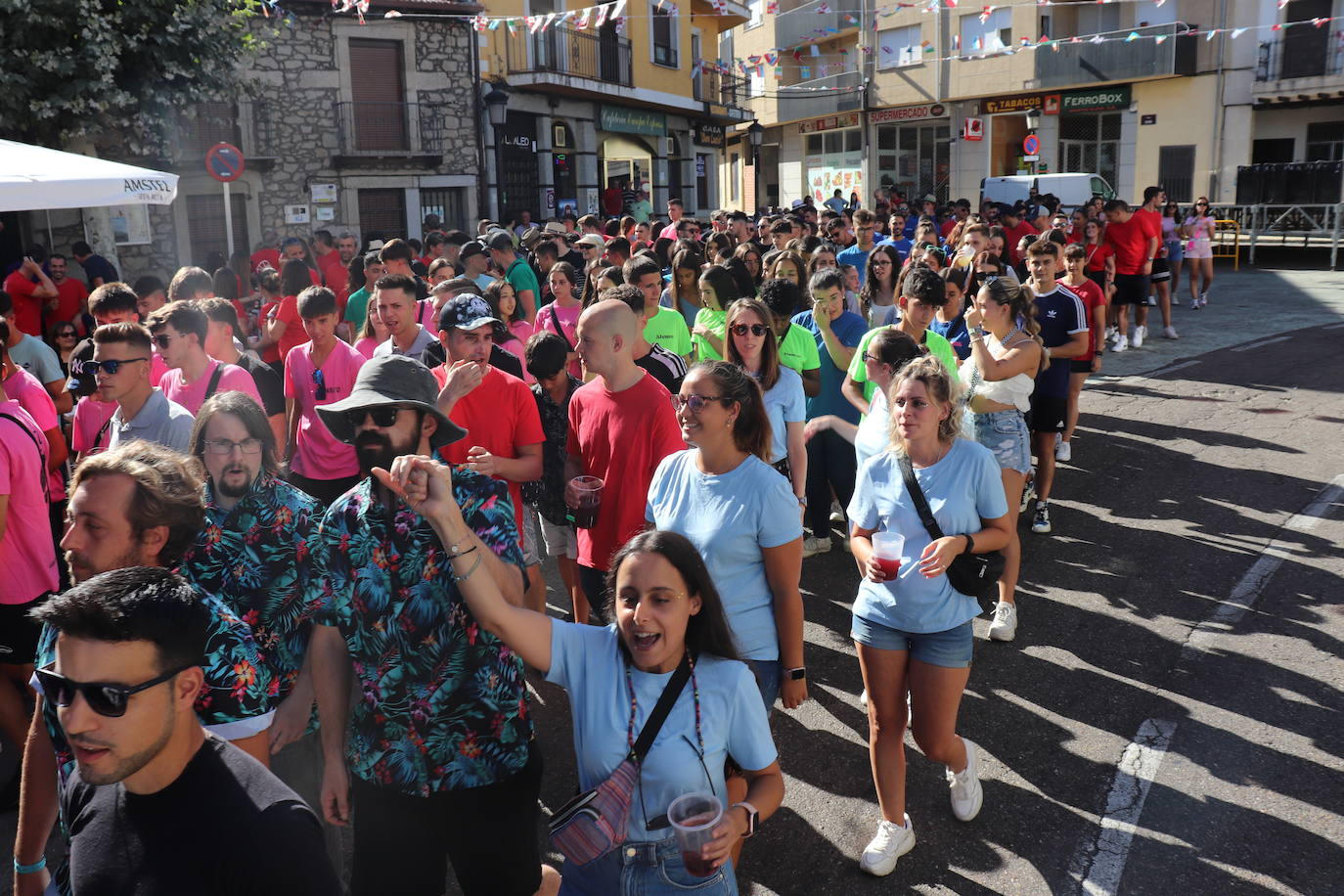 Las peñas disfrutan de la fiesta en Linares de Riofrío