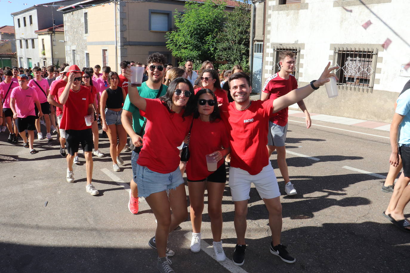 Las peñas disfrutan de la fiesta en Linares de Riofrío