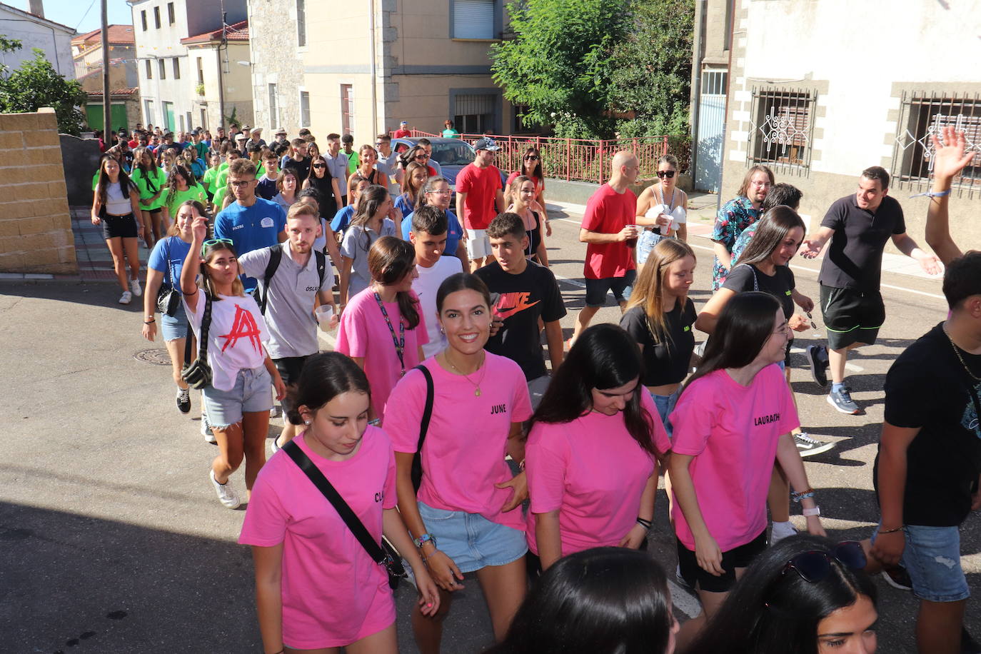 Las peñas disfrutan de la fiesta en Linares de Riofrío