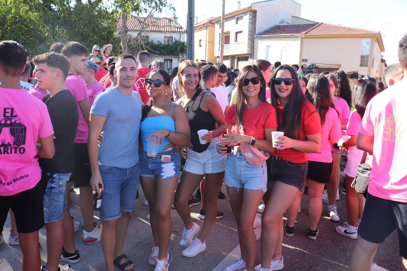 Las peñas disfrutan de la fiesta en Linares de Riofrío