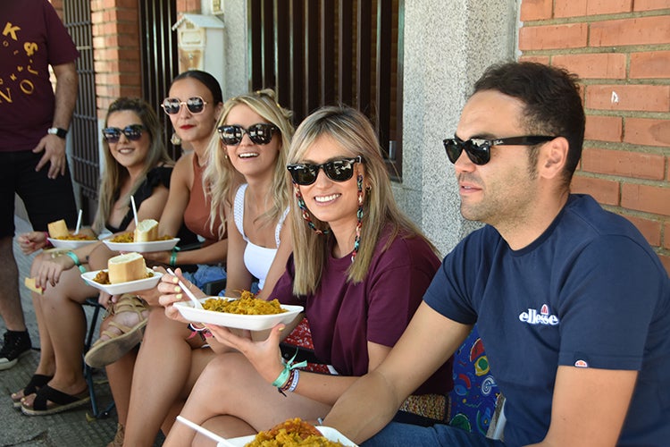 Juventud y gran ambiente en la tradicional paella de Rollán