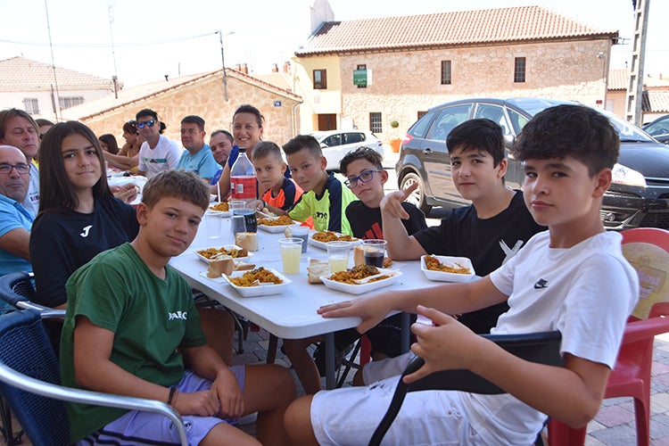 Juventud y gran ambiente en la tradicional paella de Rollán