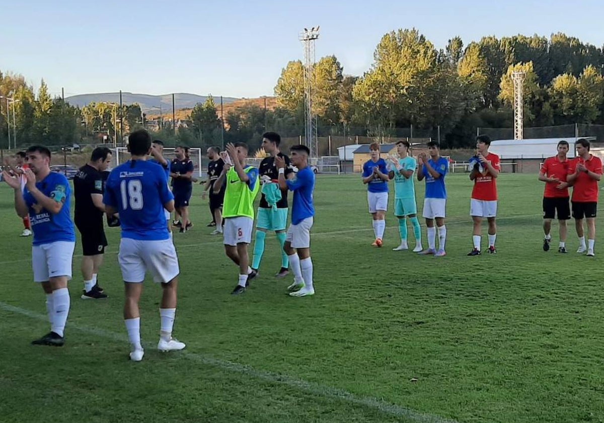 Los jugadores del Santa Marta aplauden a la grada tras su gran triunfo en Bembibre.