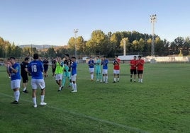 Los jugadores del Santa Marta aplauden a la grada tras su gran triunfo en Bembibre.