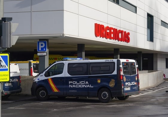 Vehículos de la Policía Nacional en el Hospital de Salamanca.