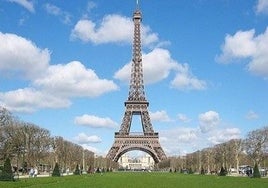 La Torre Eiffel coronando la ciudad de París (Francia)