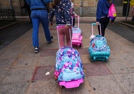 Imagen de tres niños volviendo al colegio.