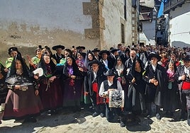 Imagen de parte de los participantes en la Boda Típica celebrada hoy en Candelario