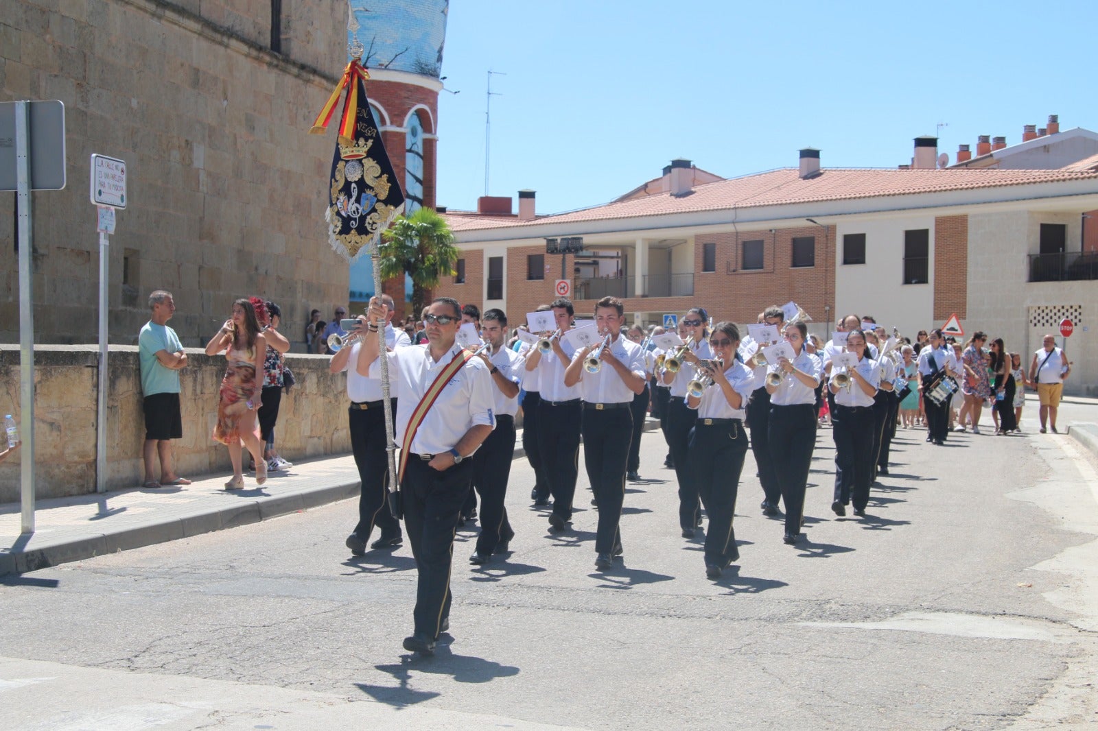 Castellanos de Moriscos arropa y acompaña al Cristo de las Batallas