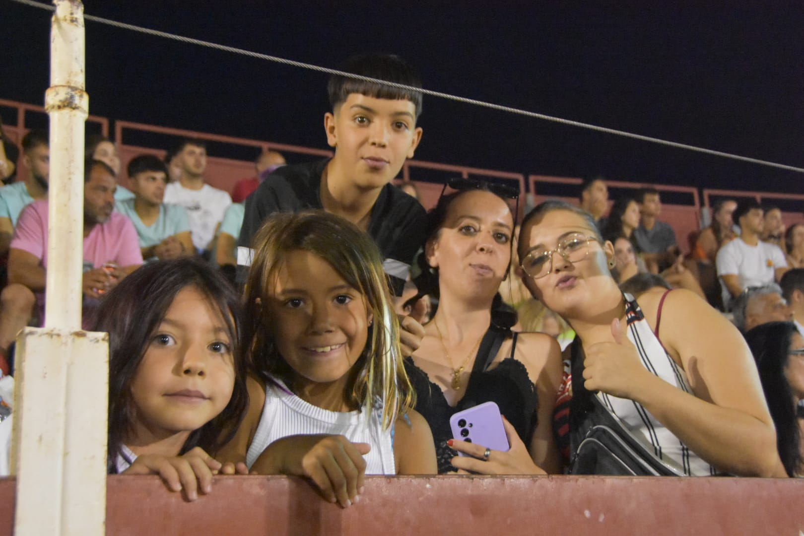 Carbajora llena su plaza de toros en la primera cita nocturna con las vaquillas