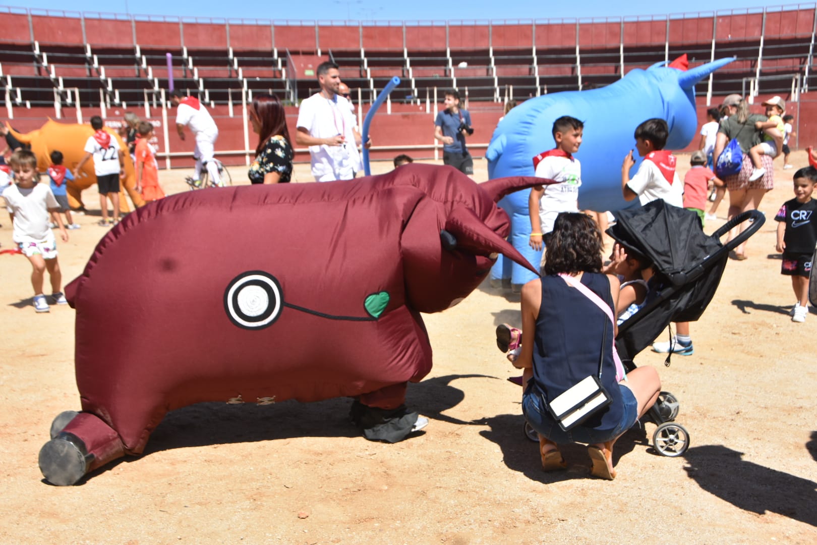 Divertido y colorido encierro infantil en Carbajosa