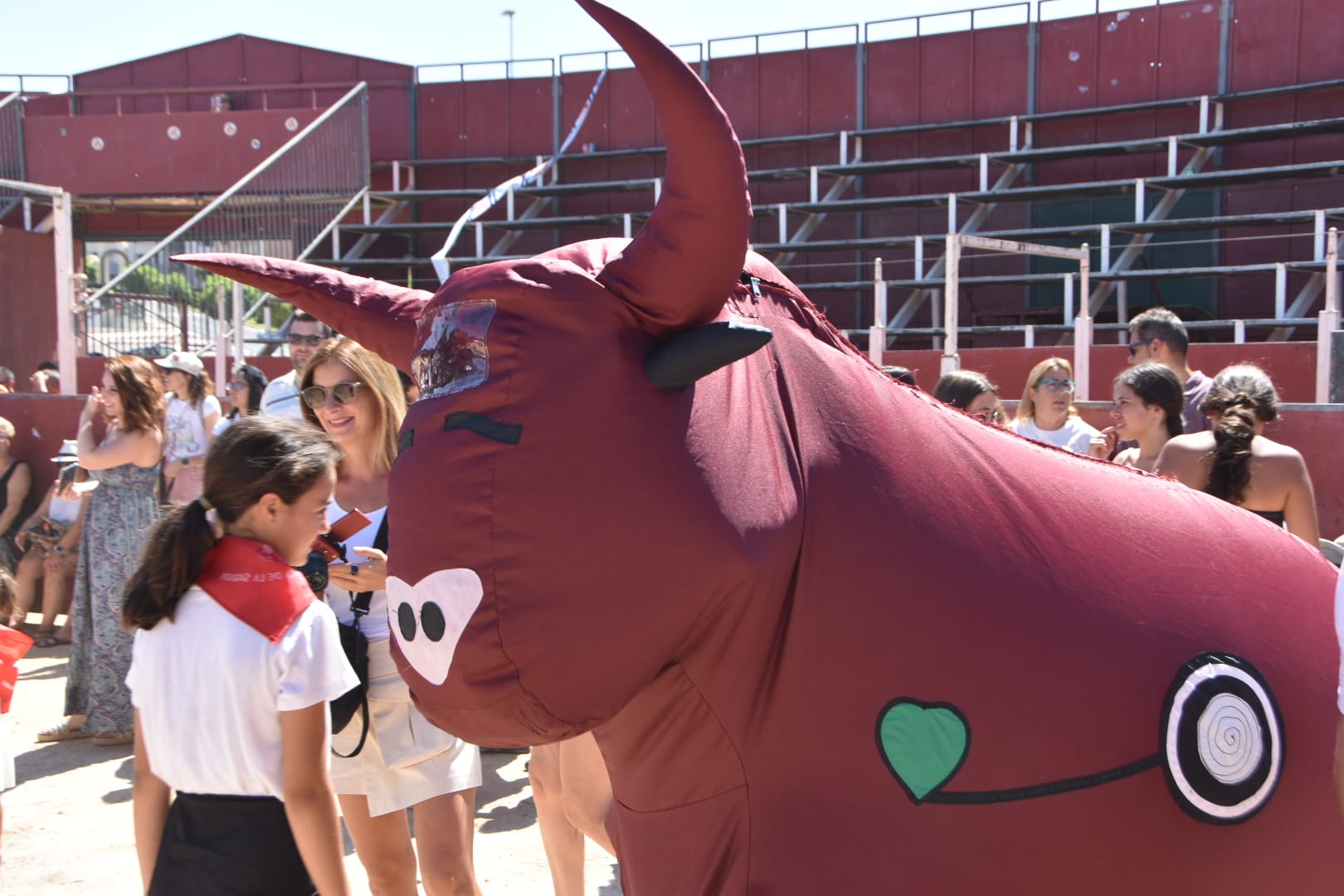 Divertido y colorido encierro infantil en Carbajosa